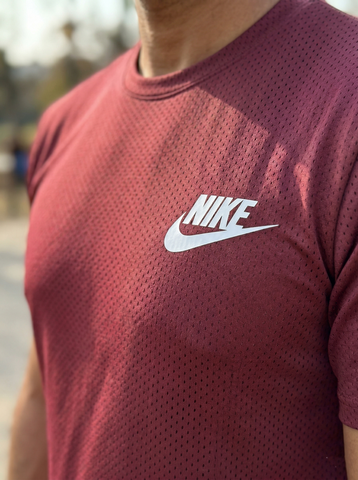 Burgendy Mesh Stretch Sports T‑Shirt – BeBold