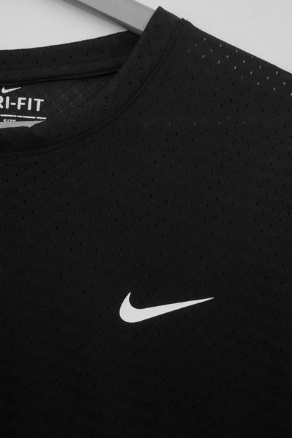 Black Mesh Stretch Sports T‑Shirt – BeBold